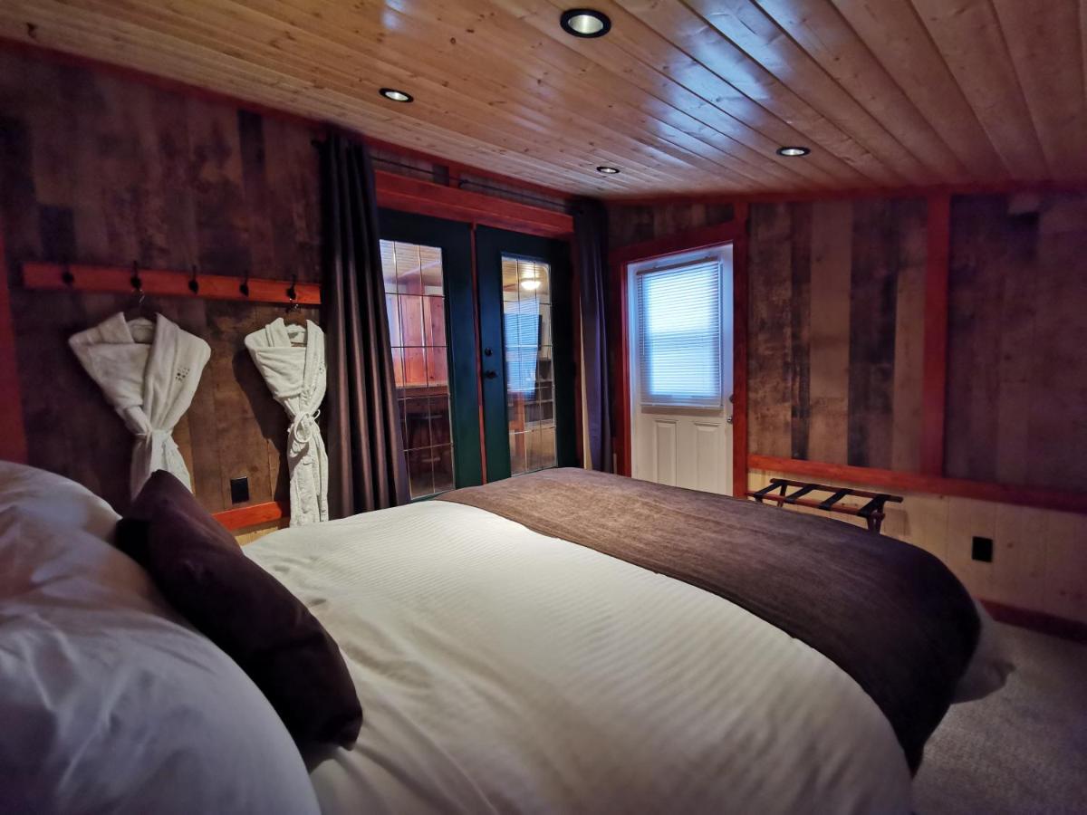 Cedar House Restaurant & Chalets Golden Eksteriør bilde